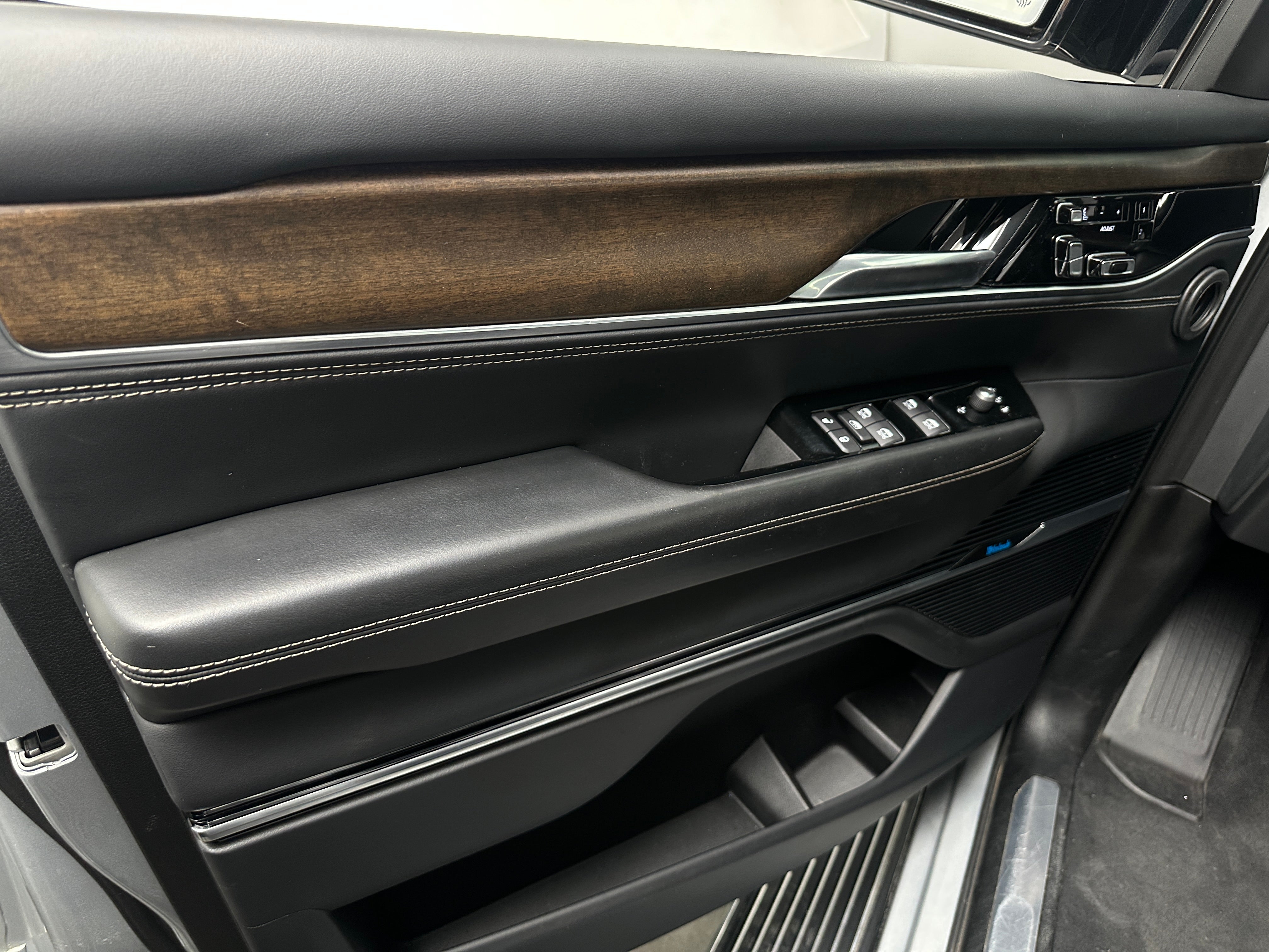 2023 Jeep Grand Wagoneer Series II - Photo 10