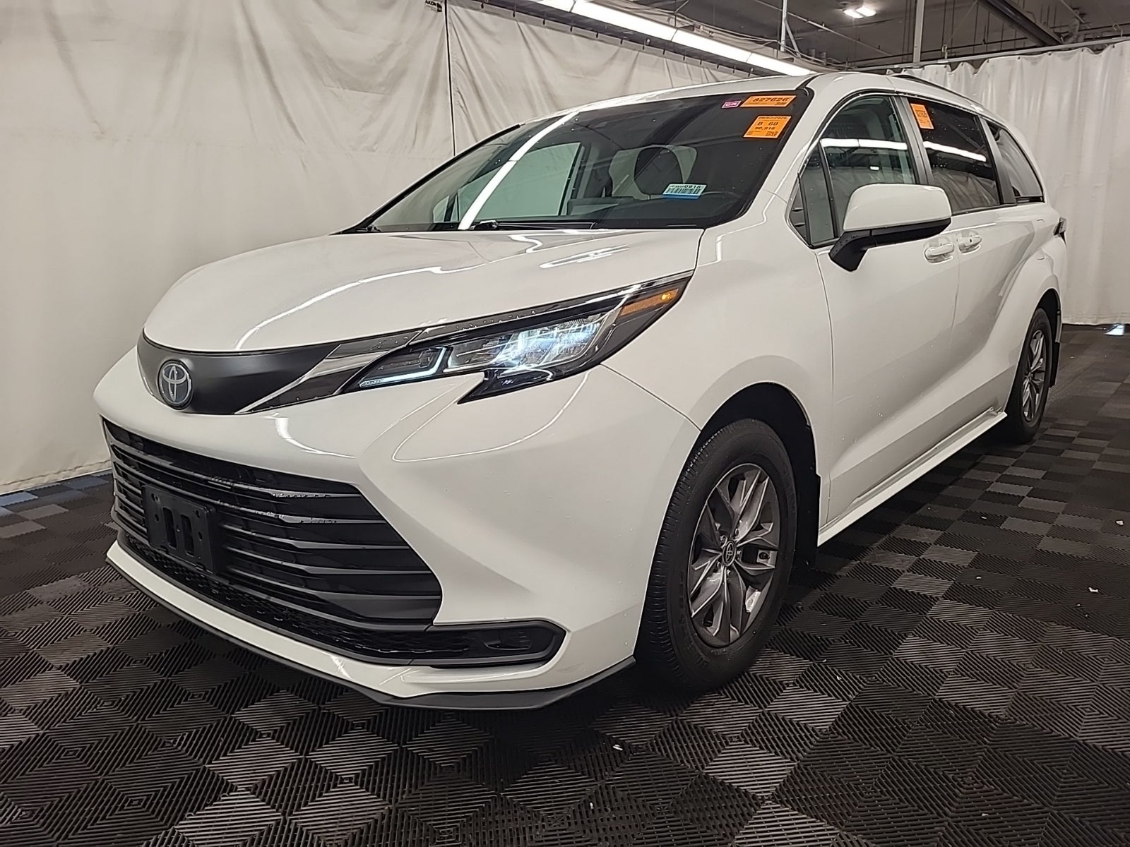 2022 Toyota Sienna LE Hybrid