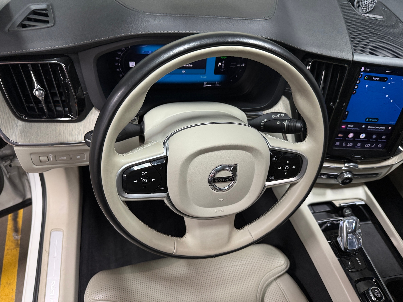 Thumbnail: 2022 Volvo XC60 - 4