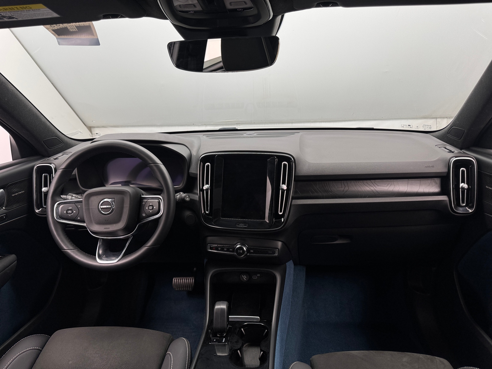 Thumbnail: 2023 Volvo XC40 - 2