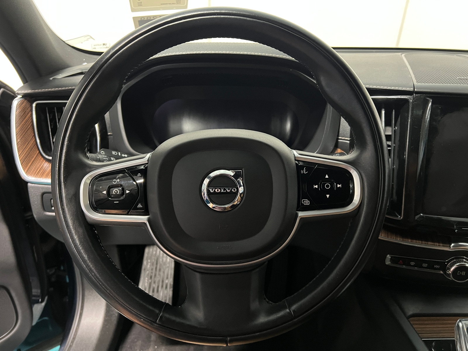 Thumbnail: 2022 Volvo XC60 - 4