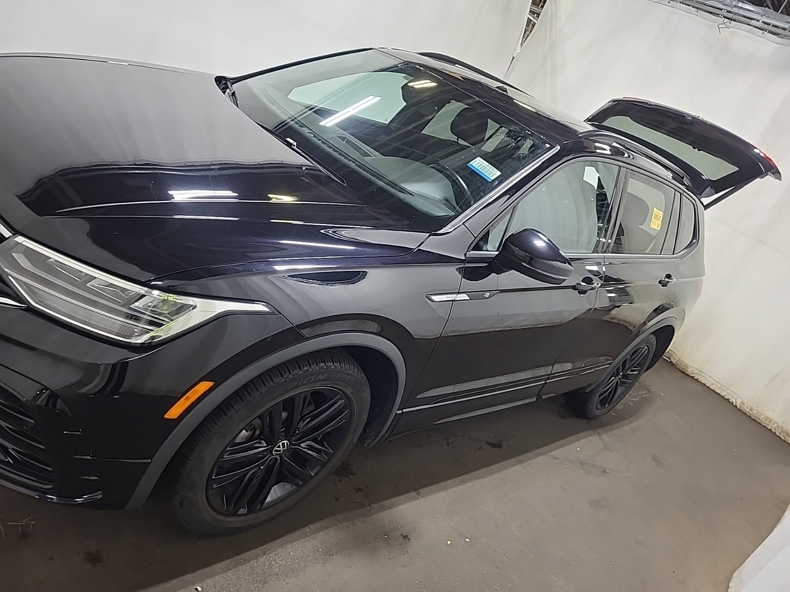 2022 Volkswagen Tiguan SE R-Line Black
