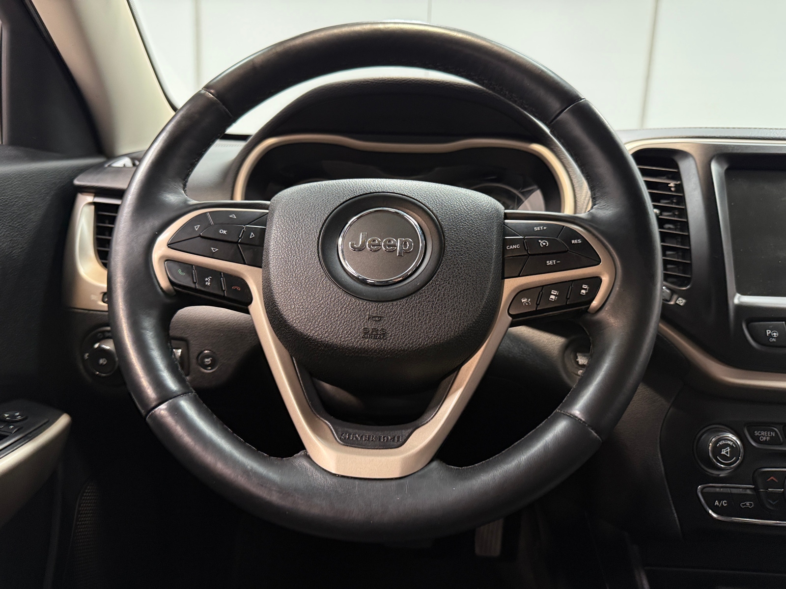 Thumbnail: 2018 Jeep Cherokee - 4