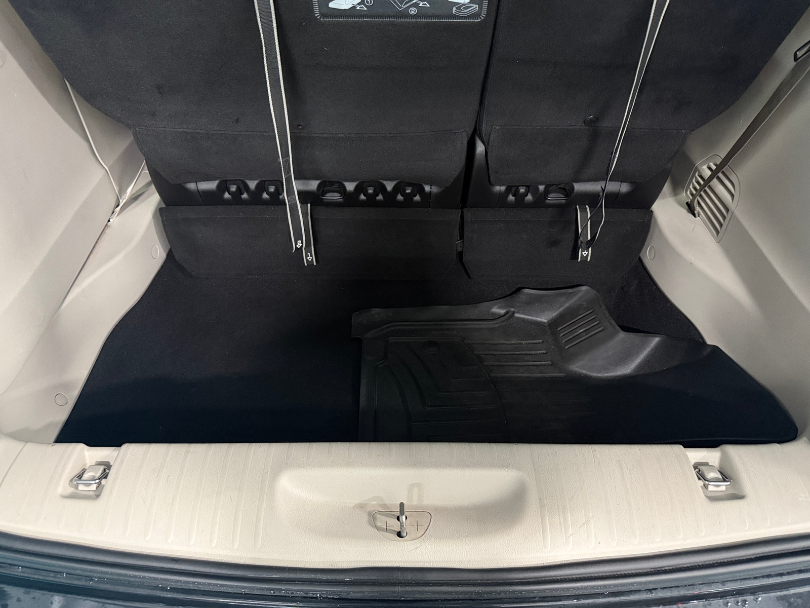 Thumbnail: 2020 Chrysler Voyager - 7
