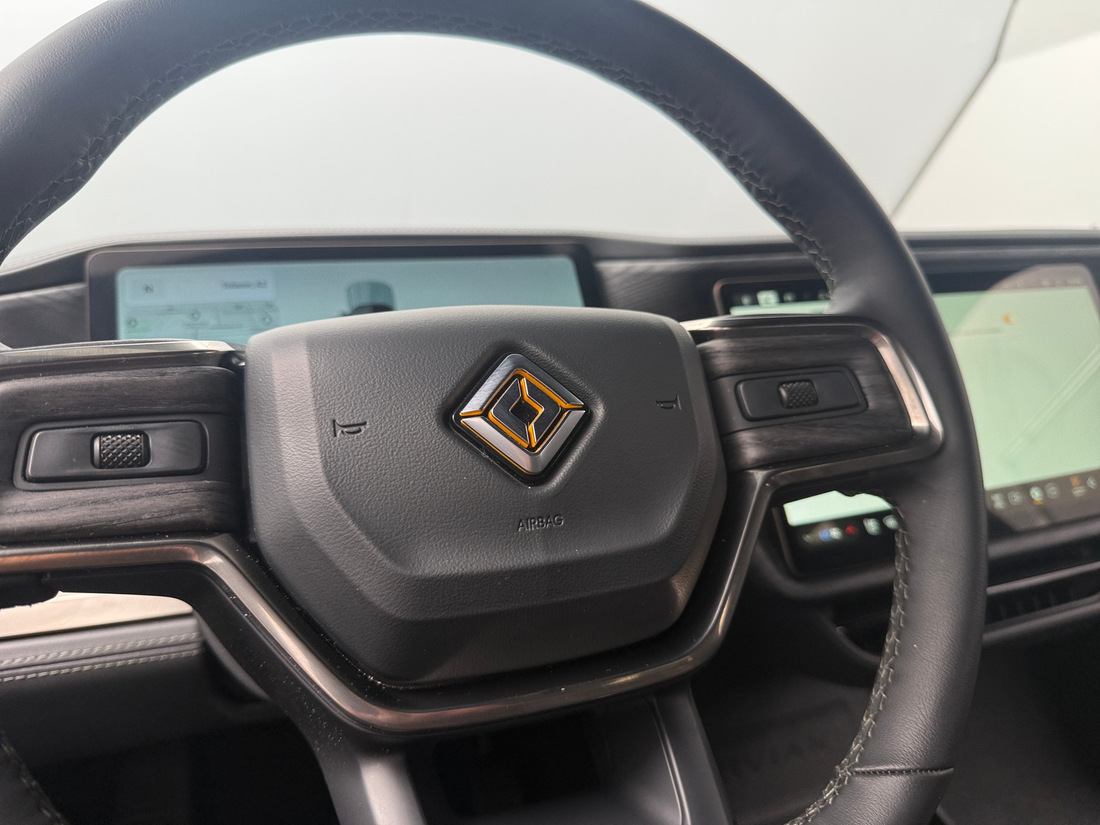 Thumbnail: 2025 Rivian R1T - 4