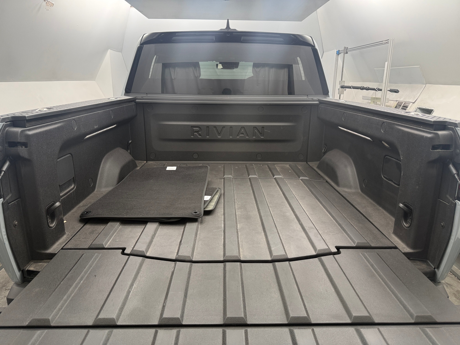 Thumbnail: 2025 Rivian R1T - 6