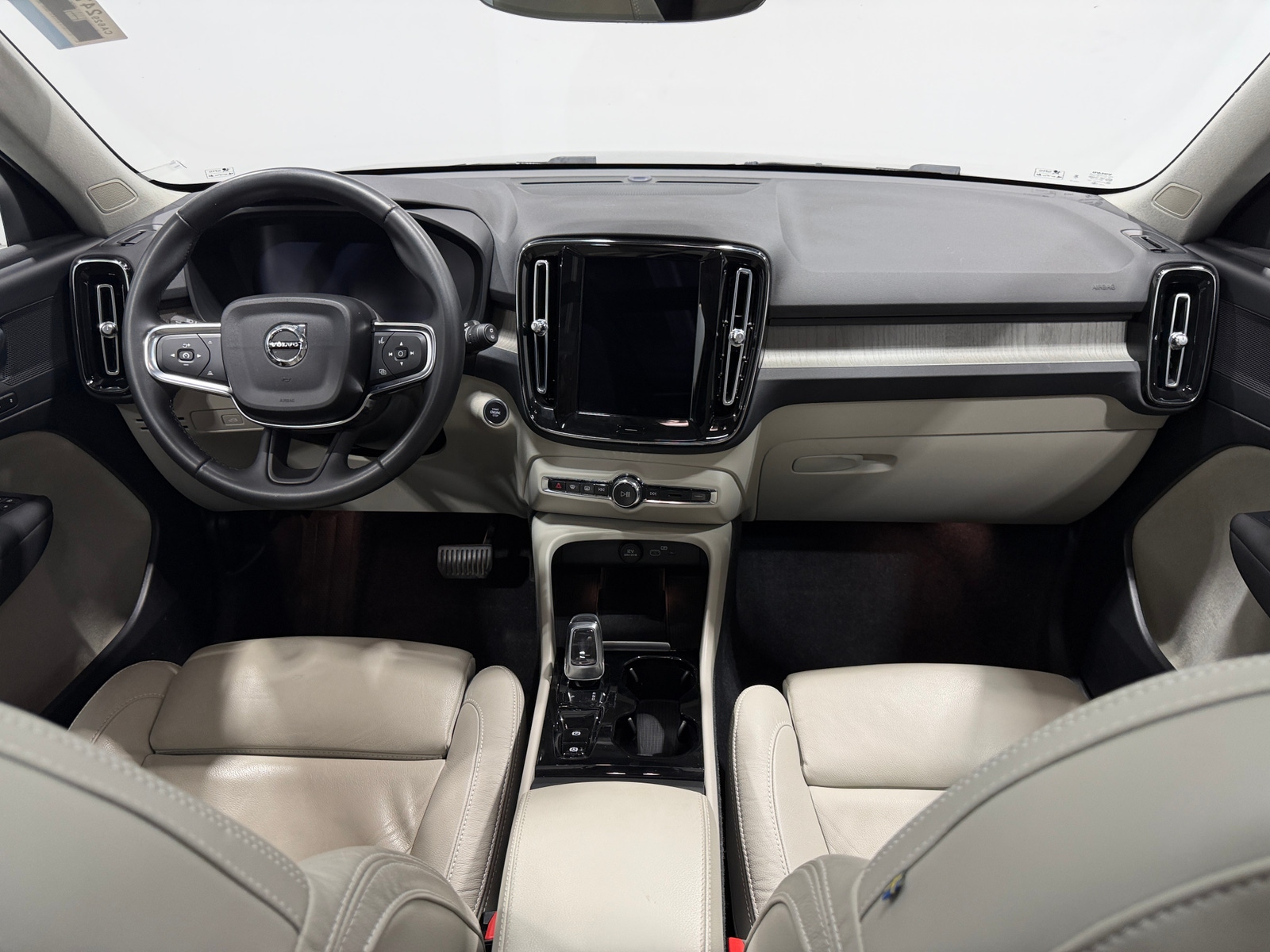 Thumbnail: 2023 Volvo XC40 - 2