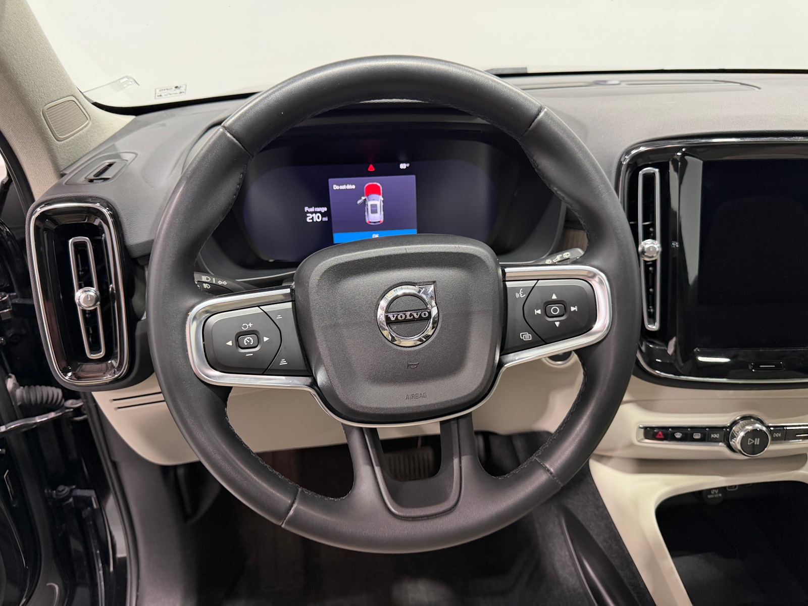 Thumbnail: 2023 Volvo XC40 - 4