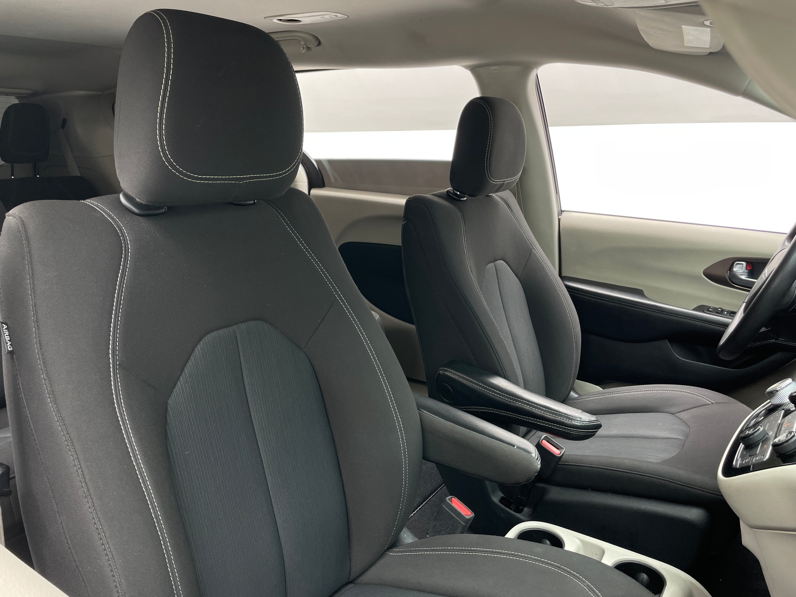 Thumbnail: 2022 Chrysler Voyager - 2