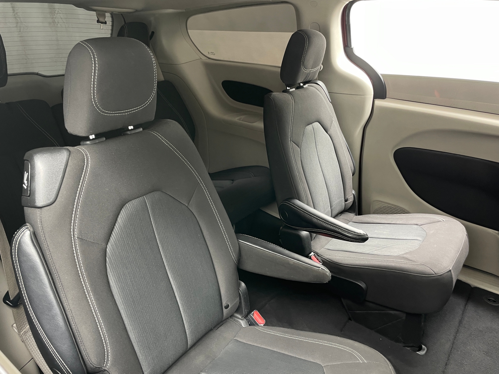 Thumbnail: 2022 Chrysler Voyager - 6