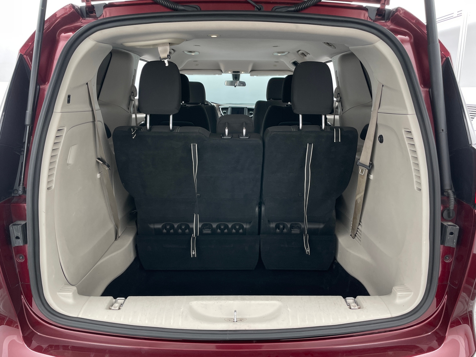 Thumbnail: 2022 Chrysler Voyager - 7