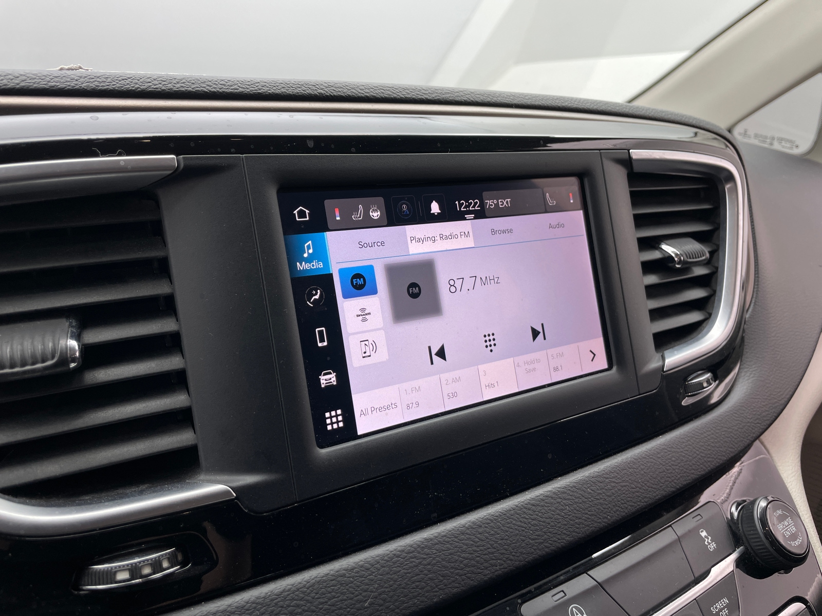 Thumbnail: 2022 Chrysler Voyager - 4