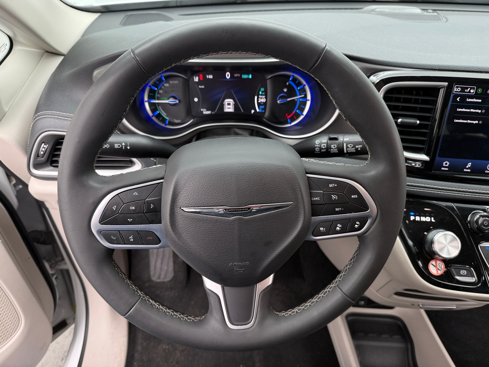 Thumbnail: 2023 Chrysler Pacifica - 4