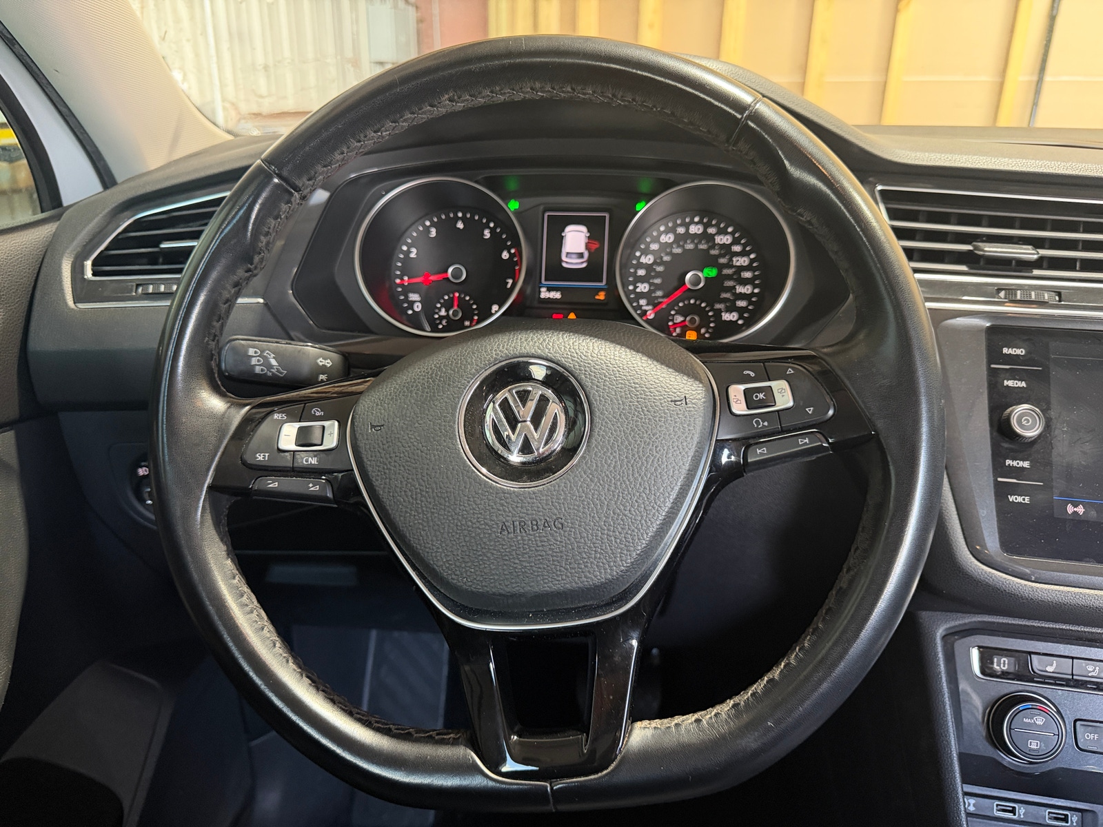 Thumbnail: 2018 Volkswagen Tiguan - 4