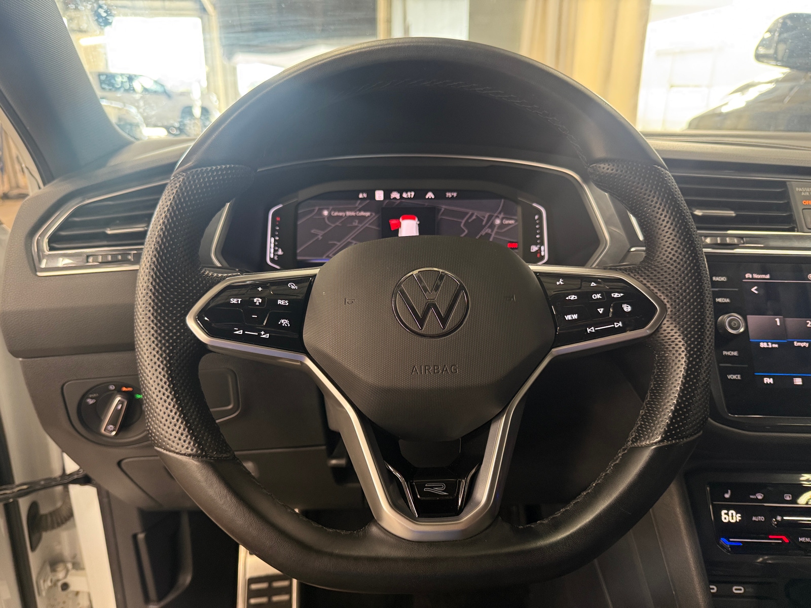 Thumbnail: 2022 Volkswagen Tiguan - 4
