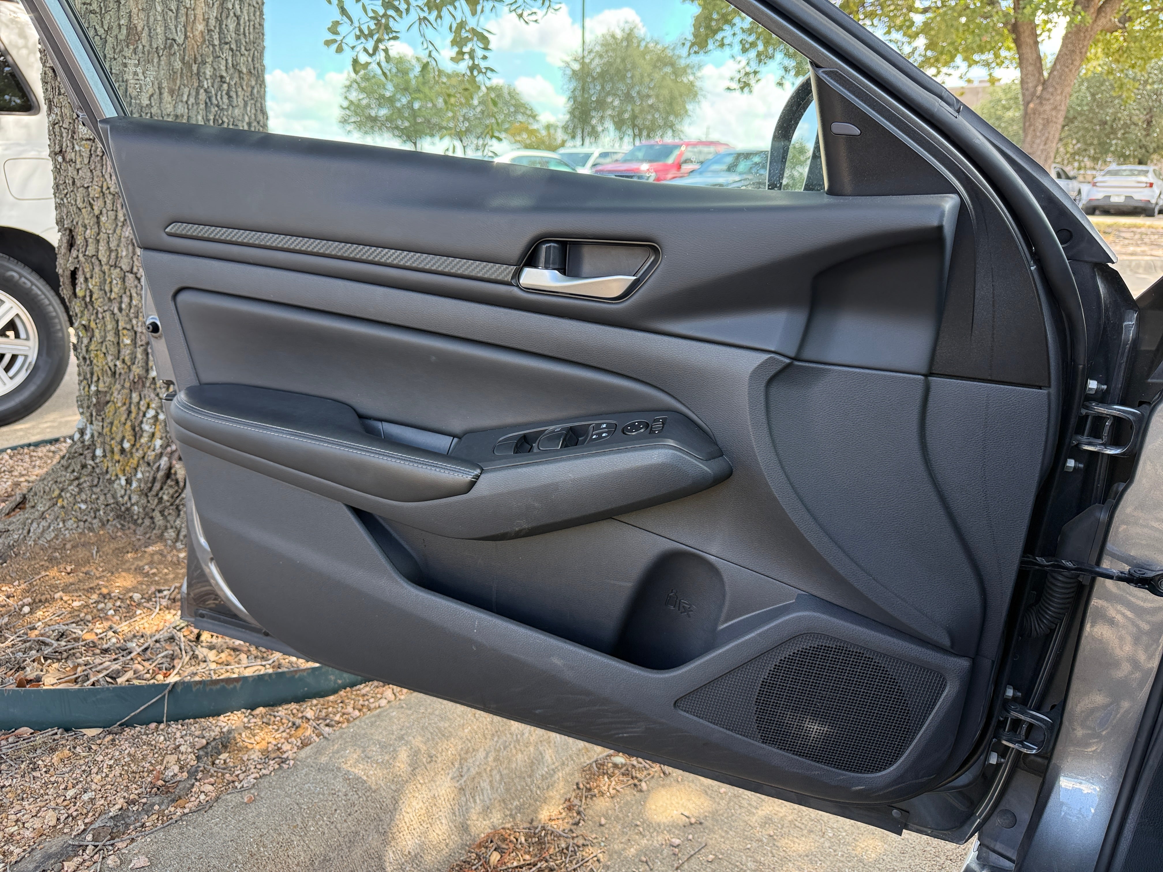 2025 Nissan Altima SV - Photo 9