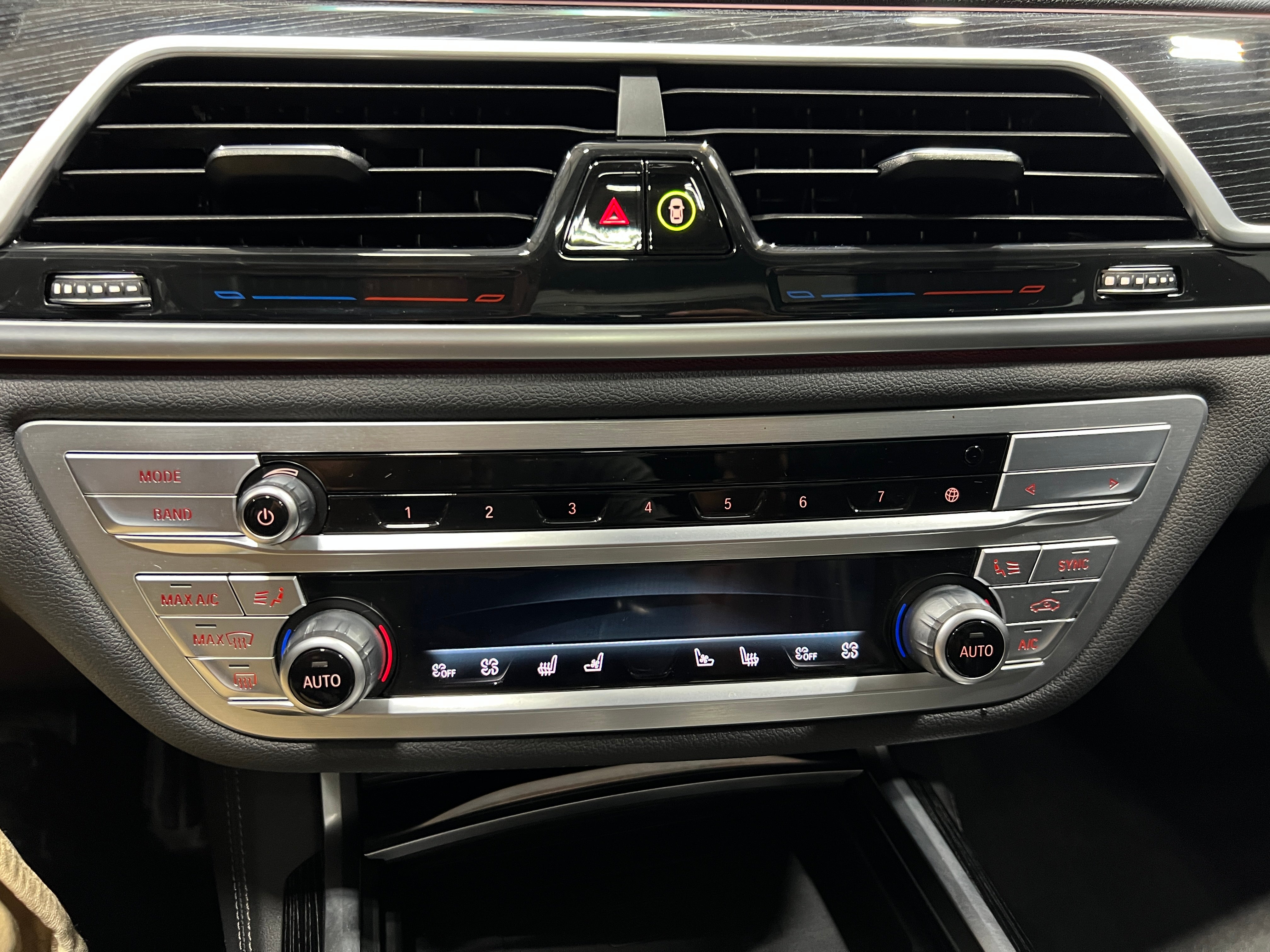 2022 BMW 7 Series 740i - Photo 16