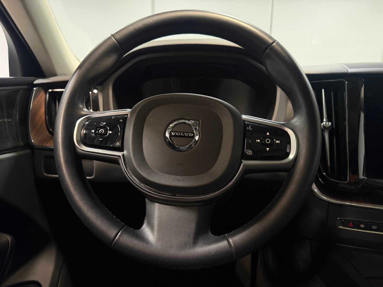 Thumbnail: 2023 Volvo XC60 - 4