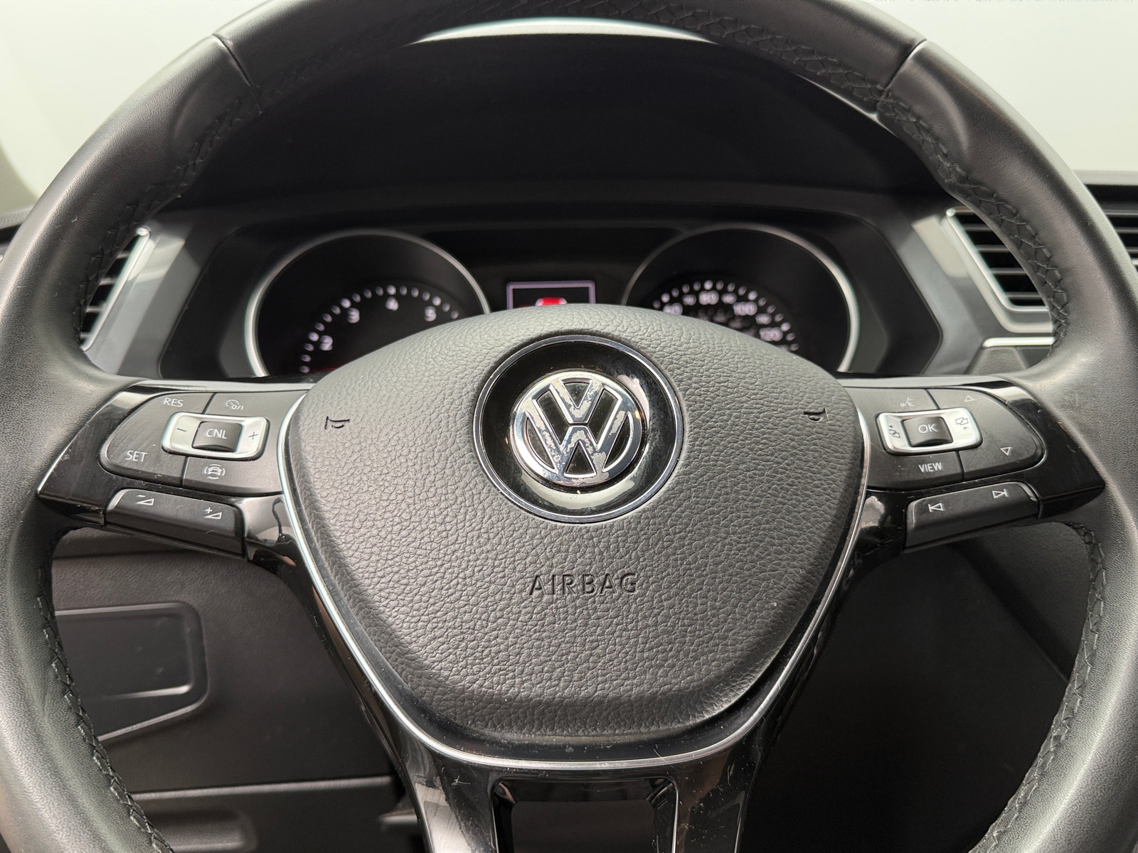 Thumbnail: 2020 Volkswagen Tiguan - 4