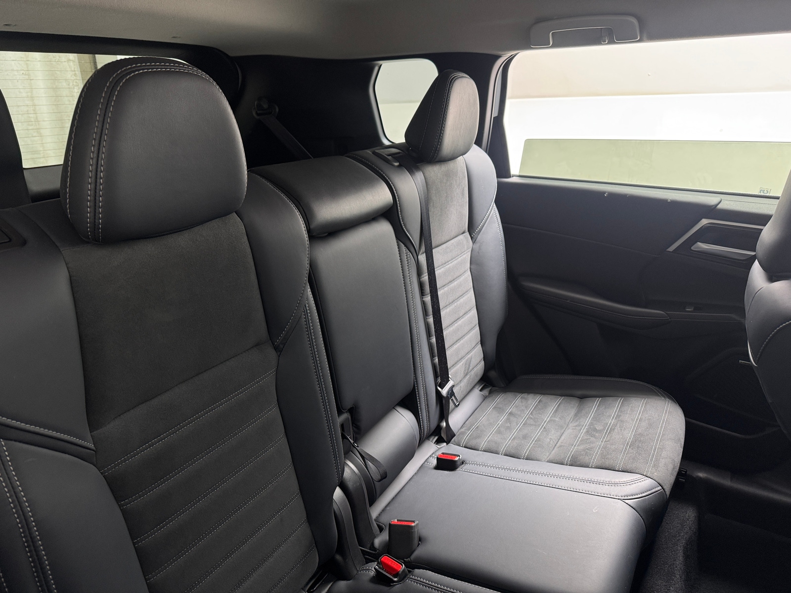 Thumbnail: 2025 Mitsubishi Outlander - 6