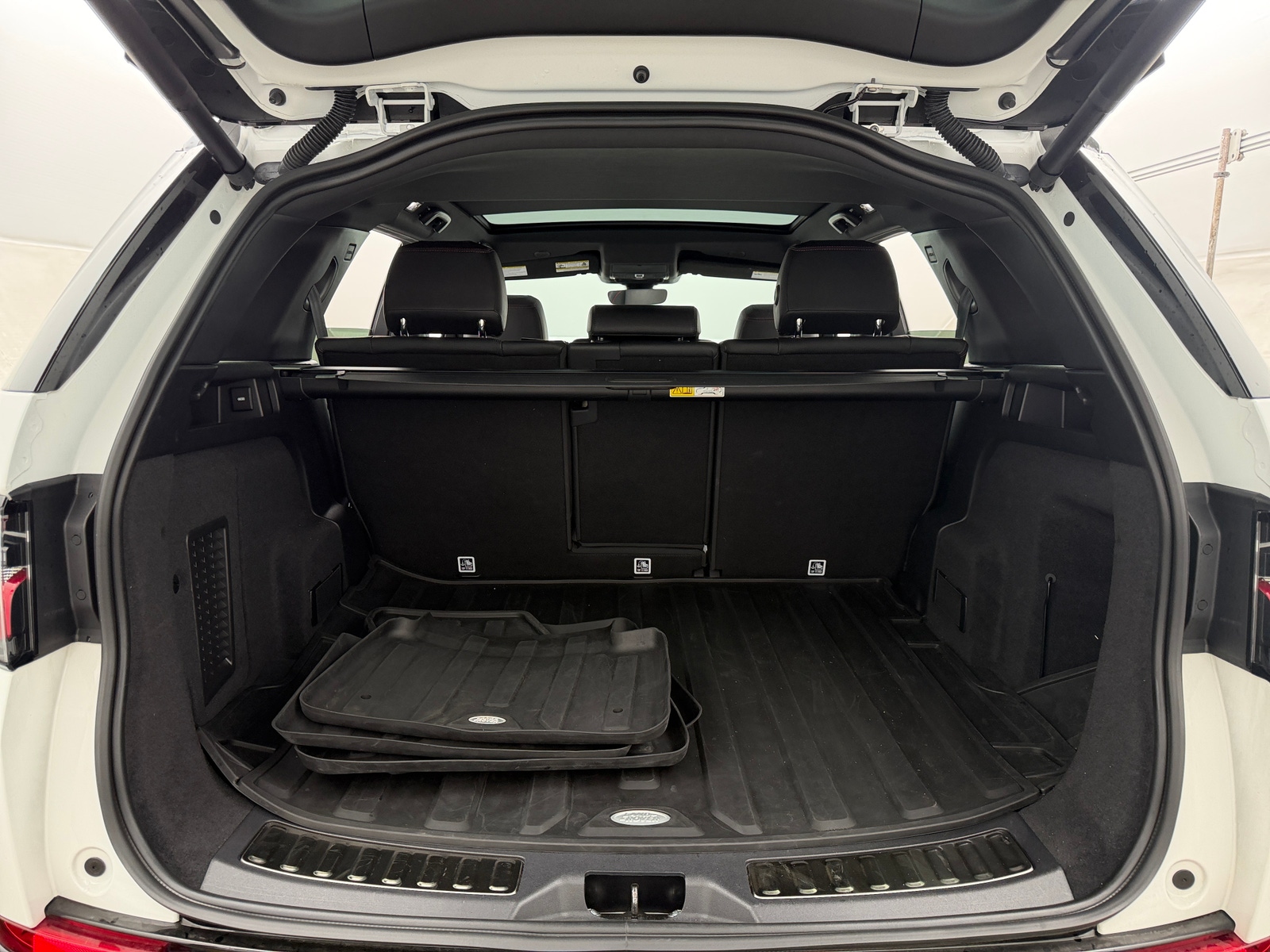 Thumbnail: 2022 Land Rover Discovery Sport - 6