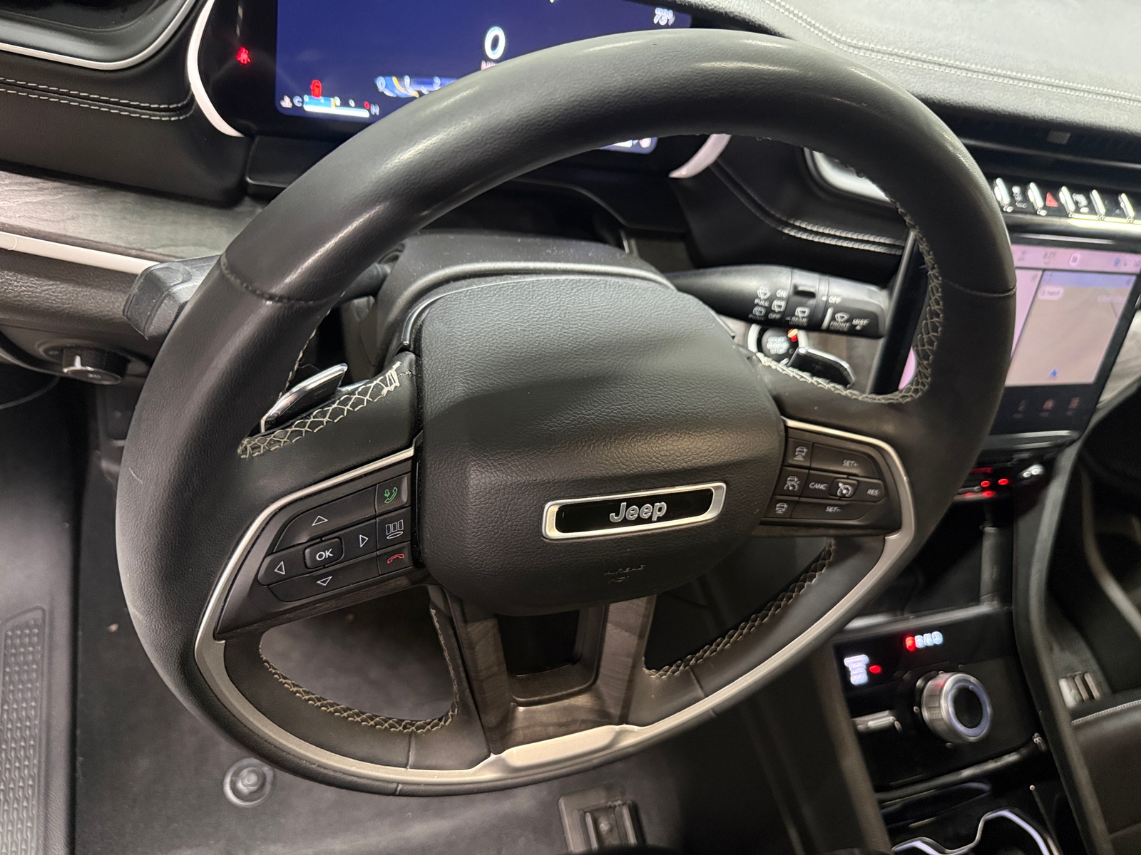 Thumbnail: 2023 Jeep Grand Cherokee L - 4
