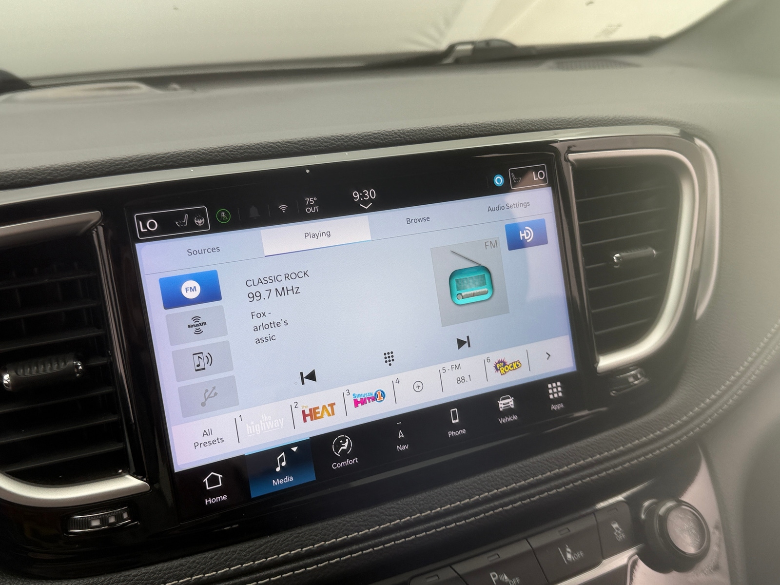 Thumbnail: 2024 Chrysler Pacifica - 3