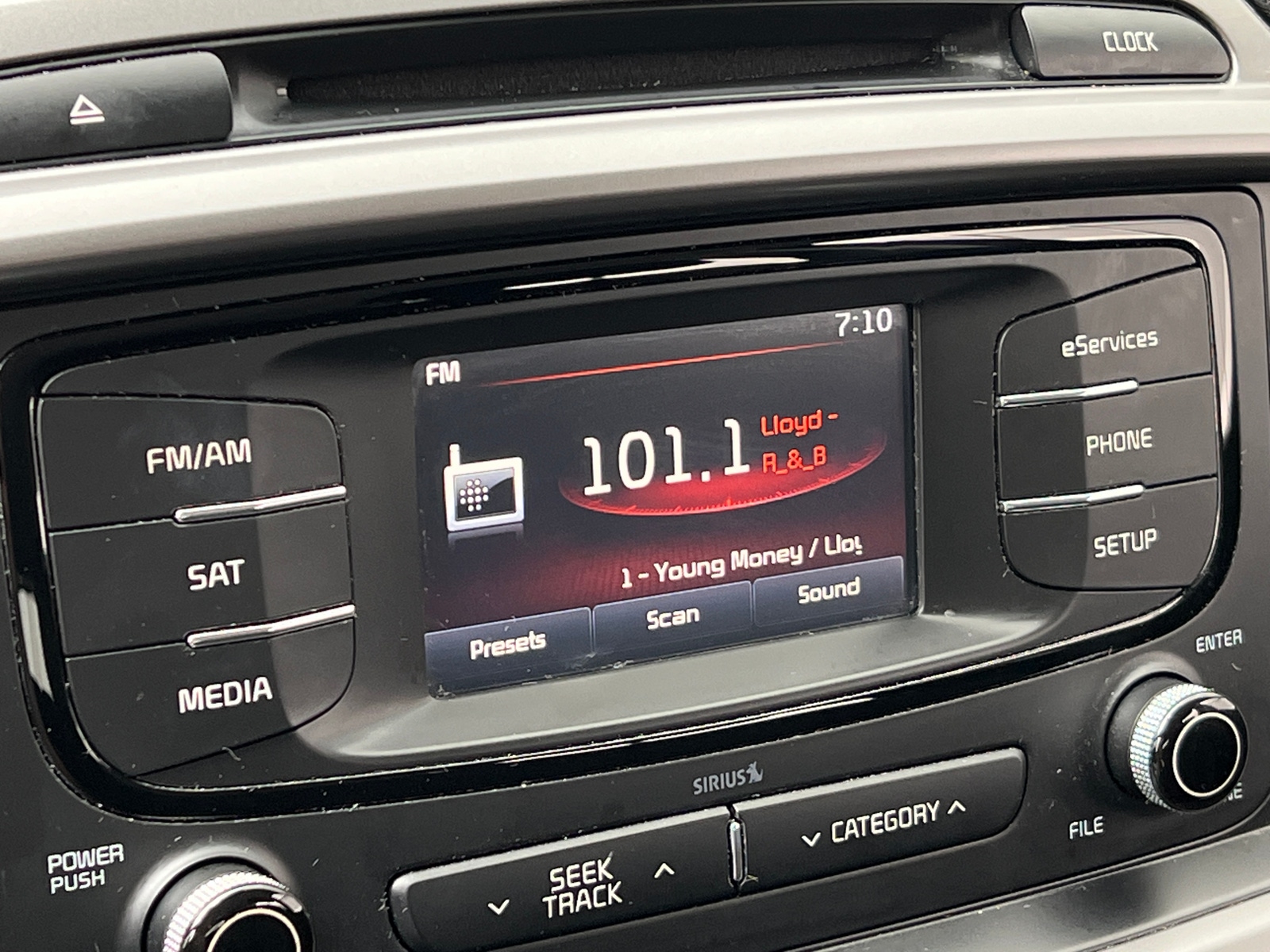Thumbnail: 2016 Kia Sorento - 4