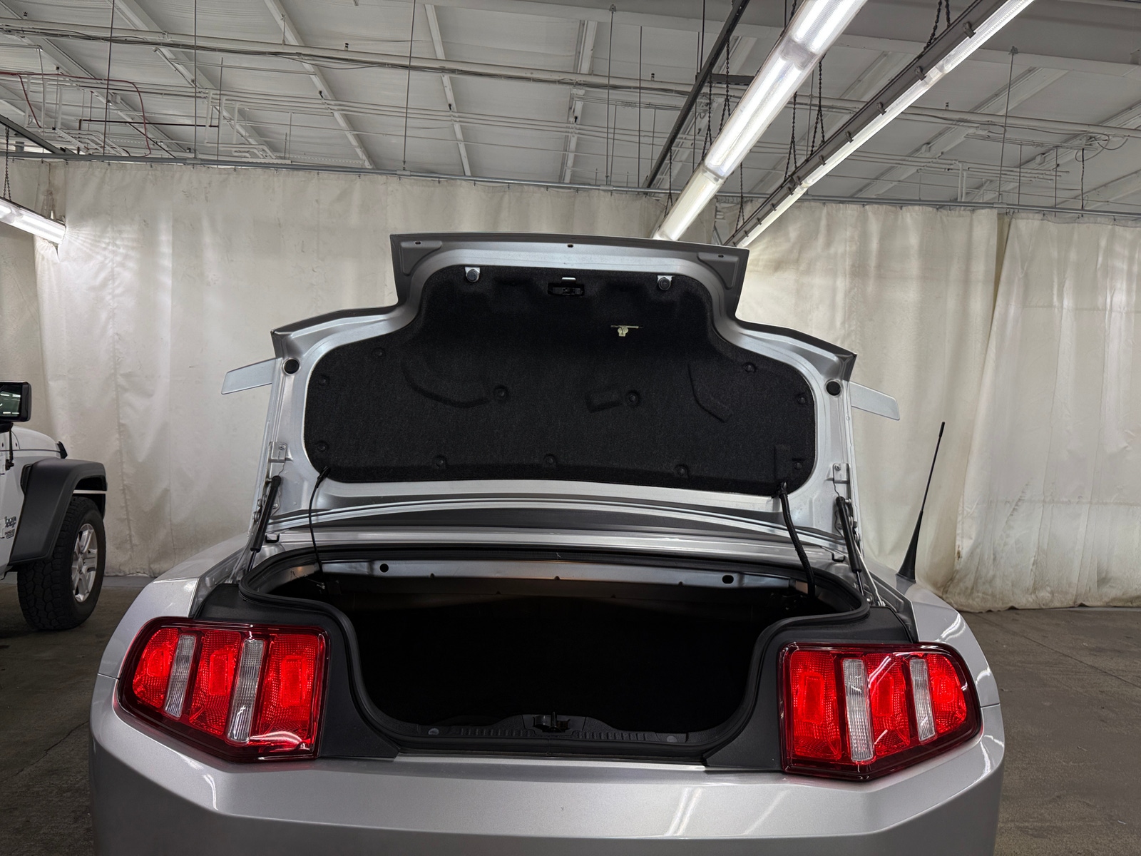 Thumbnail: 2011 Ford Mustang - 6