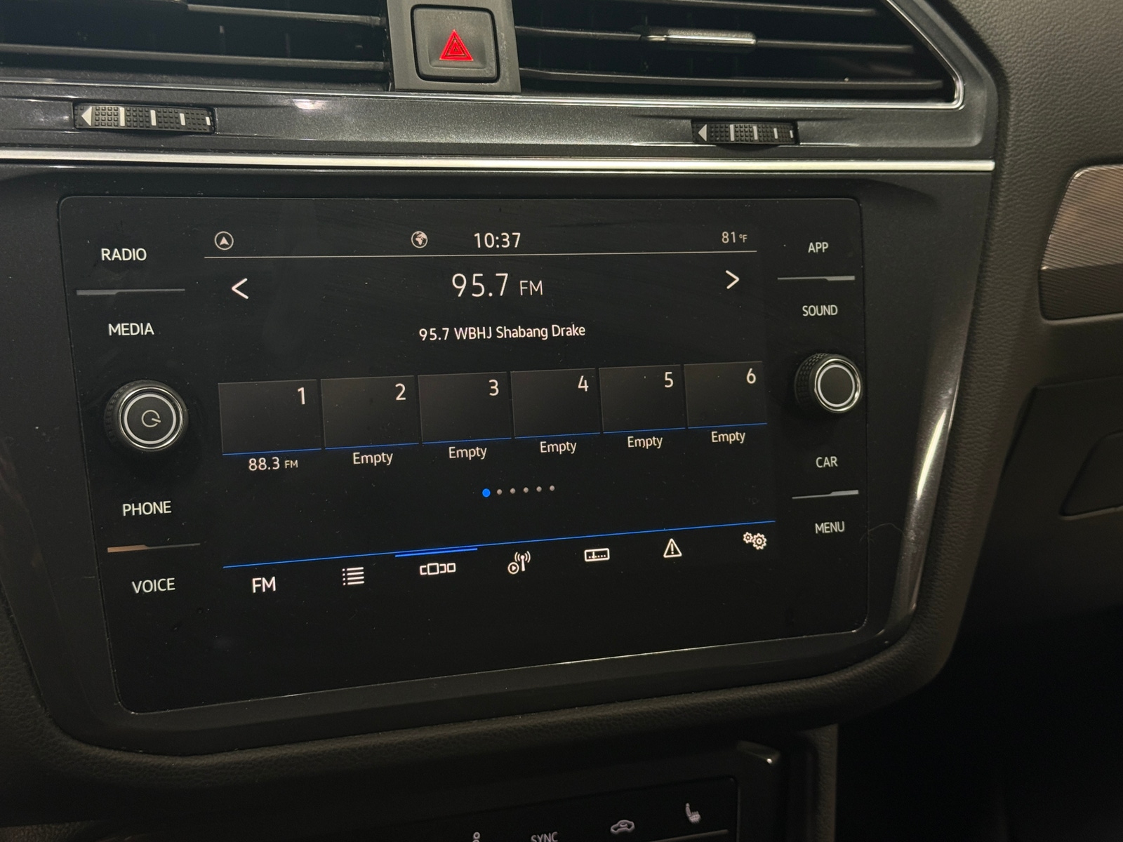 Thumbnail: 2023 Volkswagen Tiguan - 3