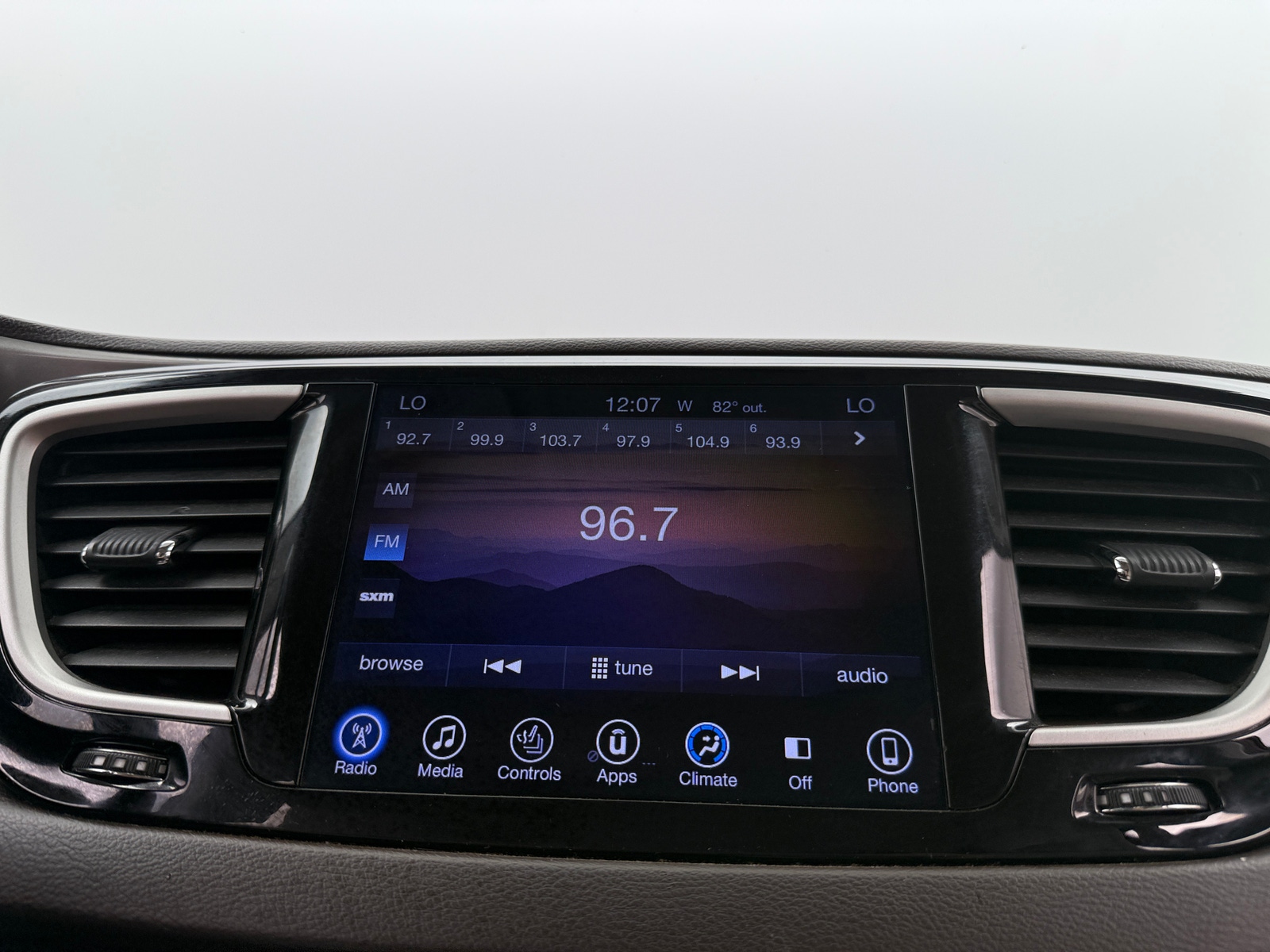 Thumbnail: 2017 Chrysler Pacifica - 3