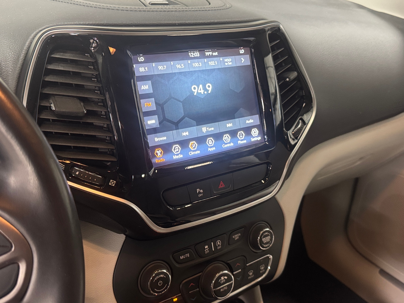 Thumbnail: 2020 Jeep Cherokee - 3