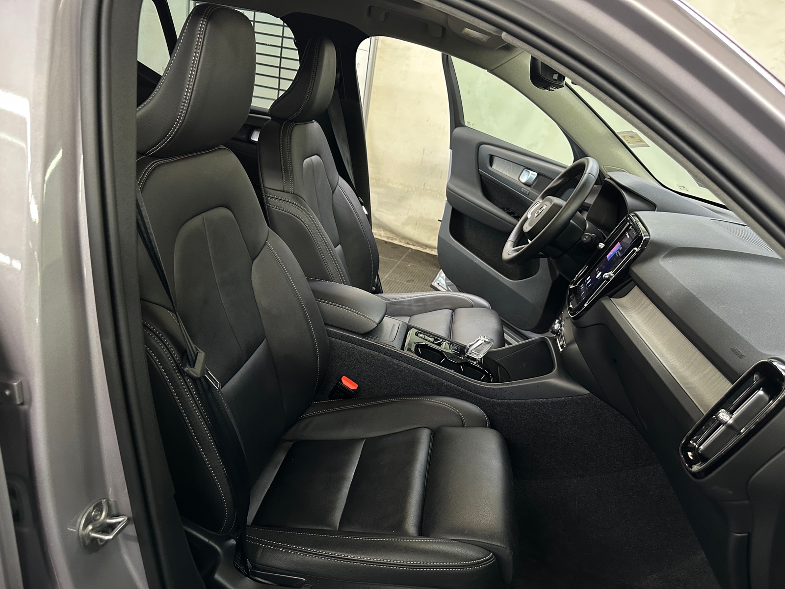 Thumbnail: 2026 Volvo XC40 - 2