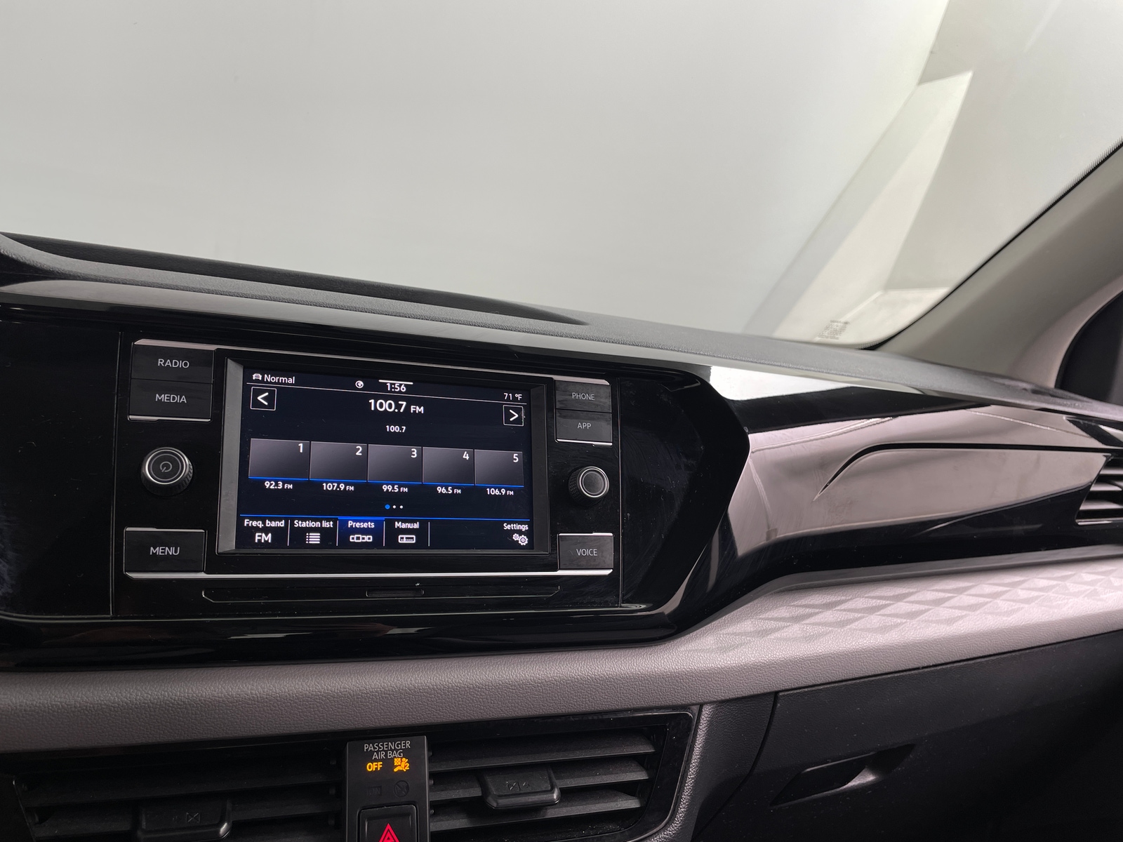 Thumbnail: 2022 Volkswagen Taos - 4