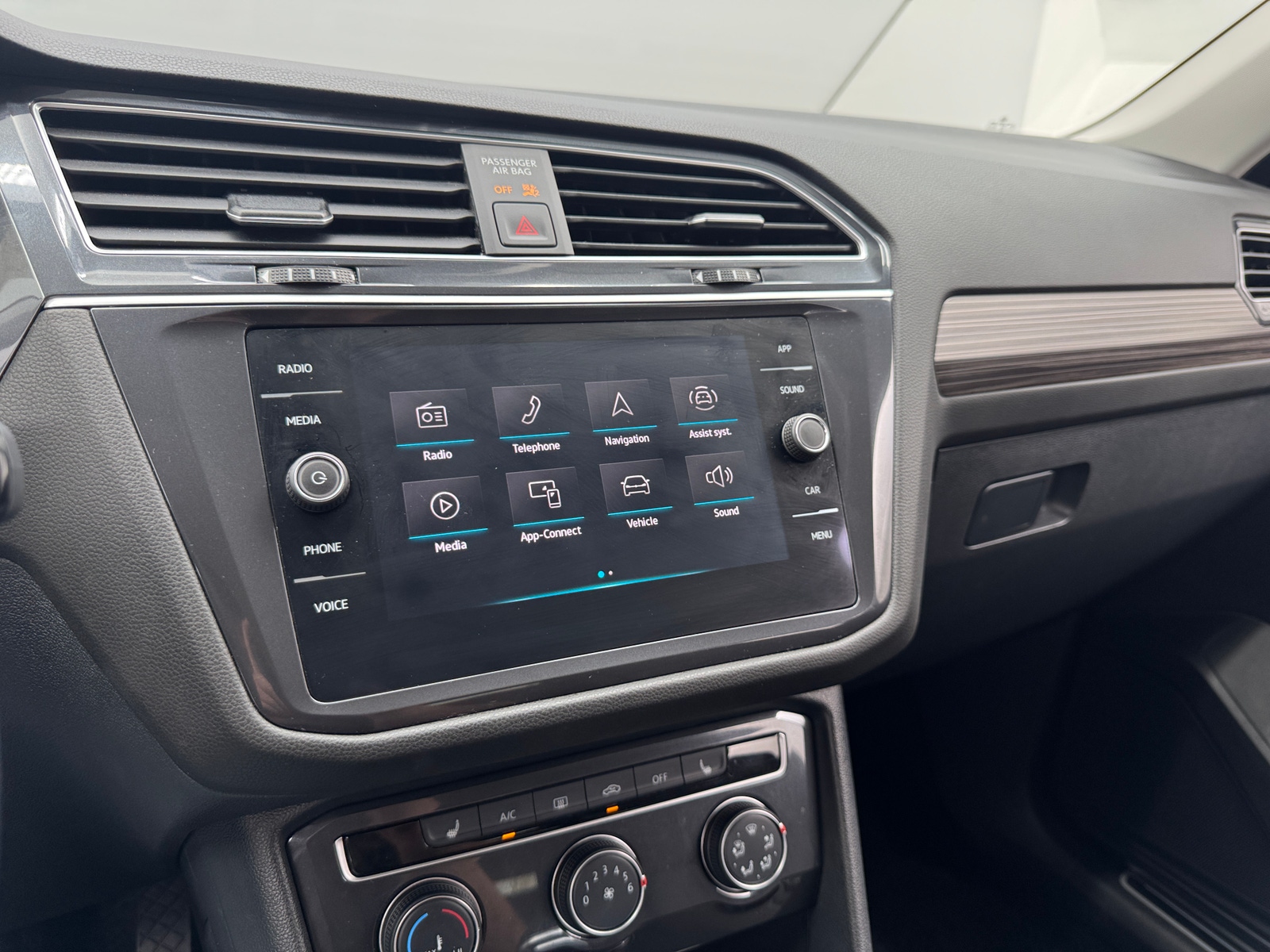 Thumbnail: 2024 Volkswagen Tiguan - 3