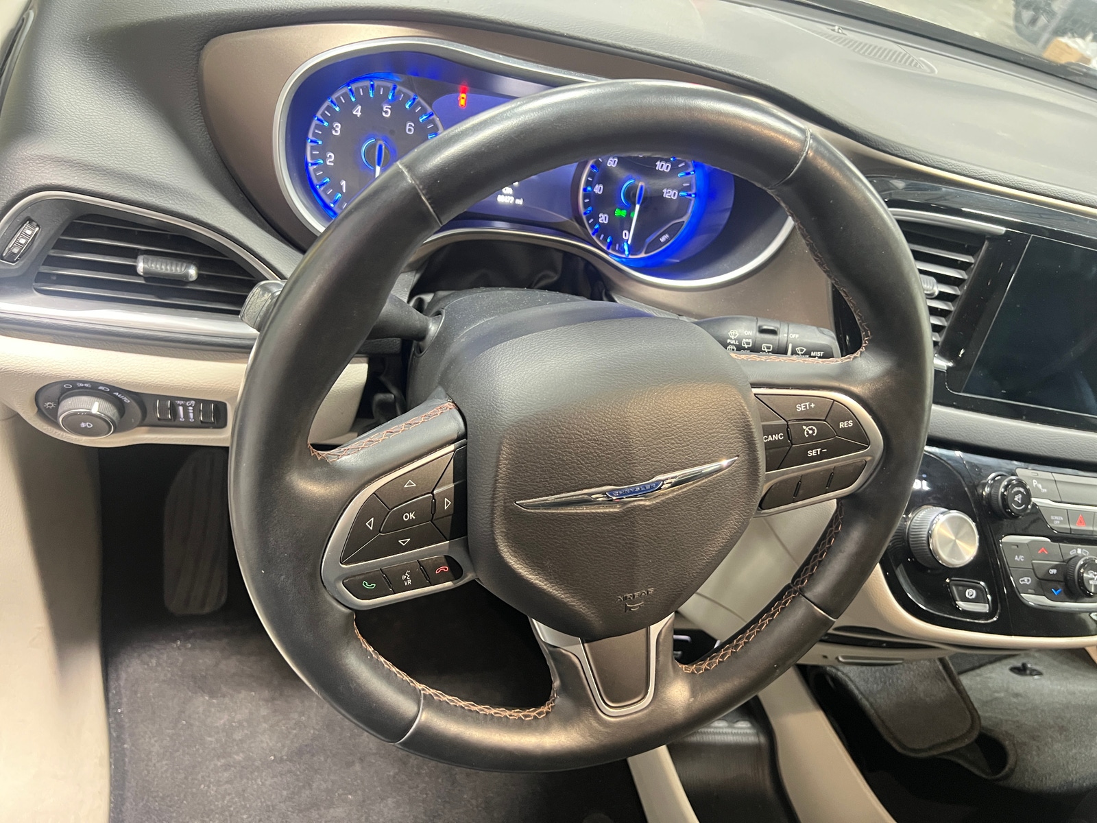 Thumbnail: 2017 Chrysler Pacifica - 4