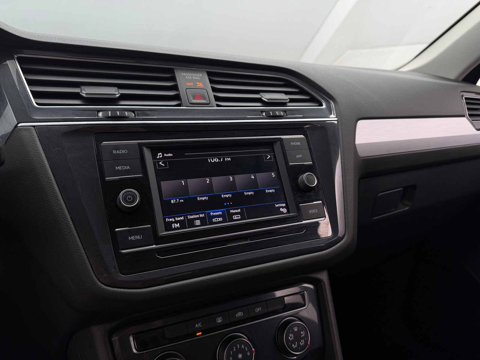 Thumbnail: 2021 Volkswagen Tiguan - 4