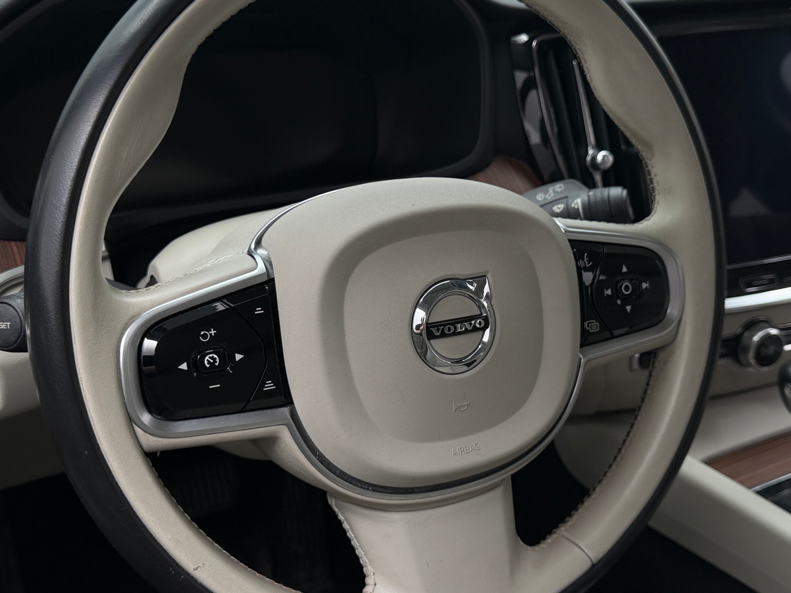 Thumbnail: 2020 Volvo V60 - 4