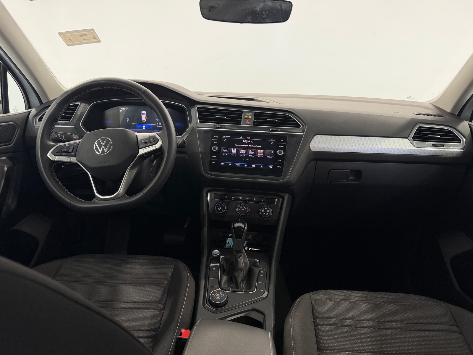 Thumbnail: 2024 Volkswagen Tiguan - 3