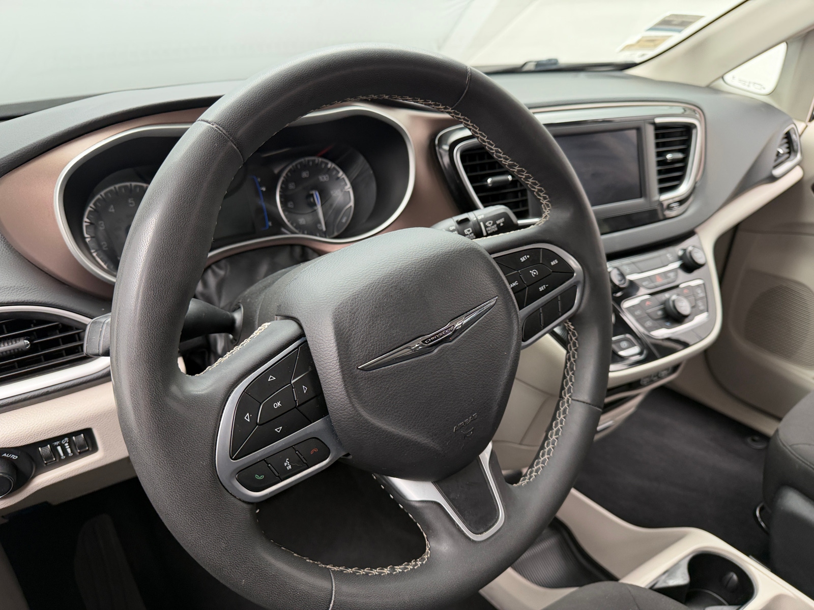 Thumbnail: 2023 Chrysler Voyager - 5