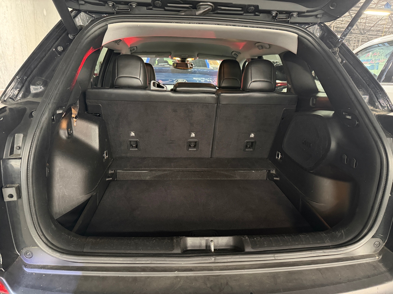Thumbnail: 2019 Jeep Cherokee - 6