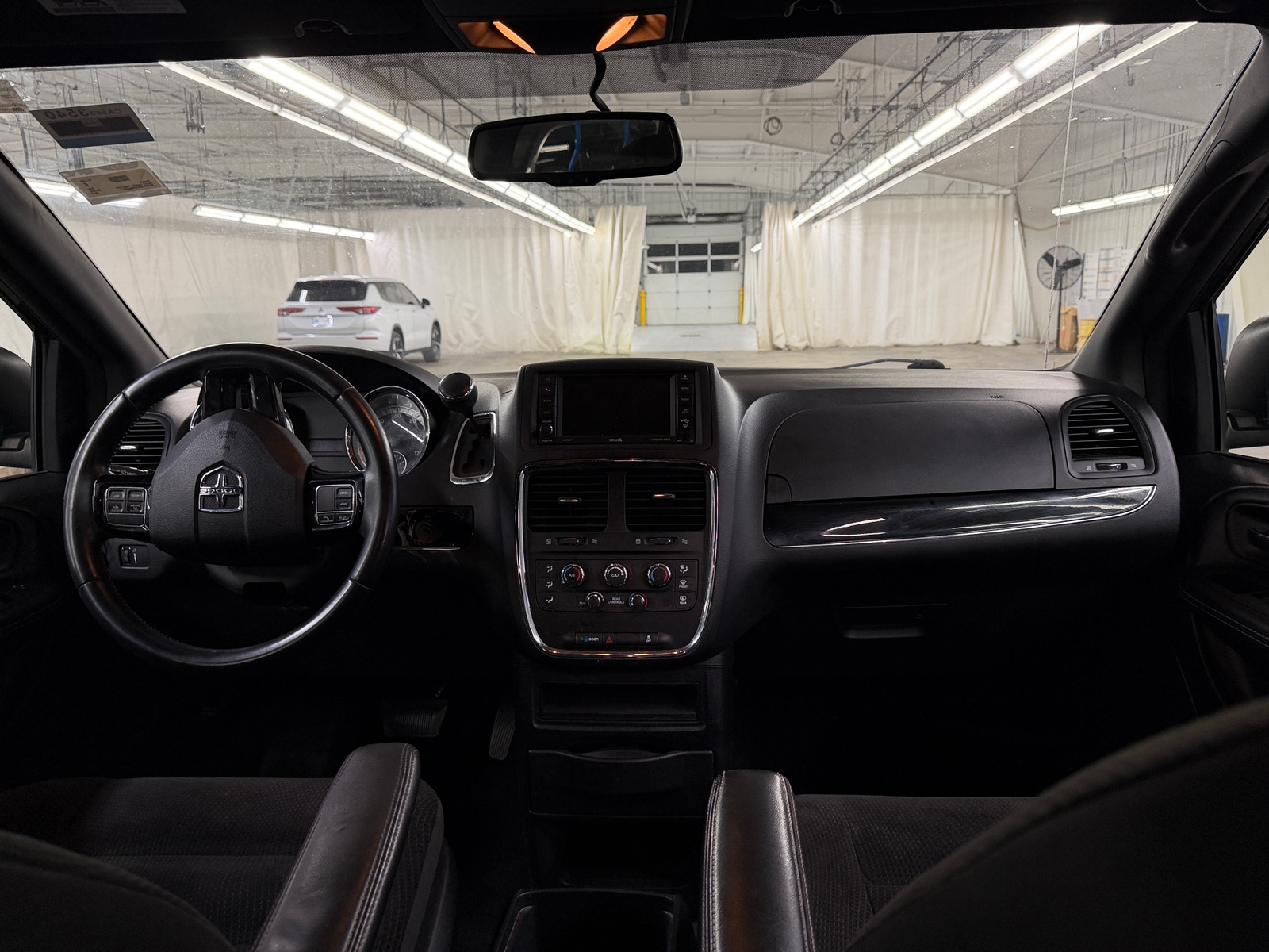 Thumbnail: 2017 Dodge Grand Caravan - 3