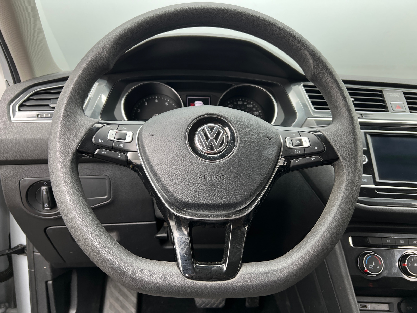 Thumbnail: 2018 Volkswagen Tiguan - 5