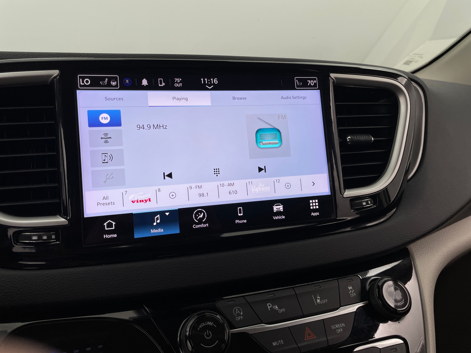 Thumbnail: 2024 Chrysler Pacifica - 3