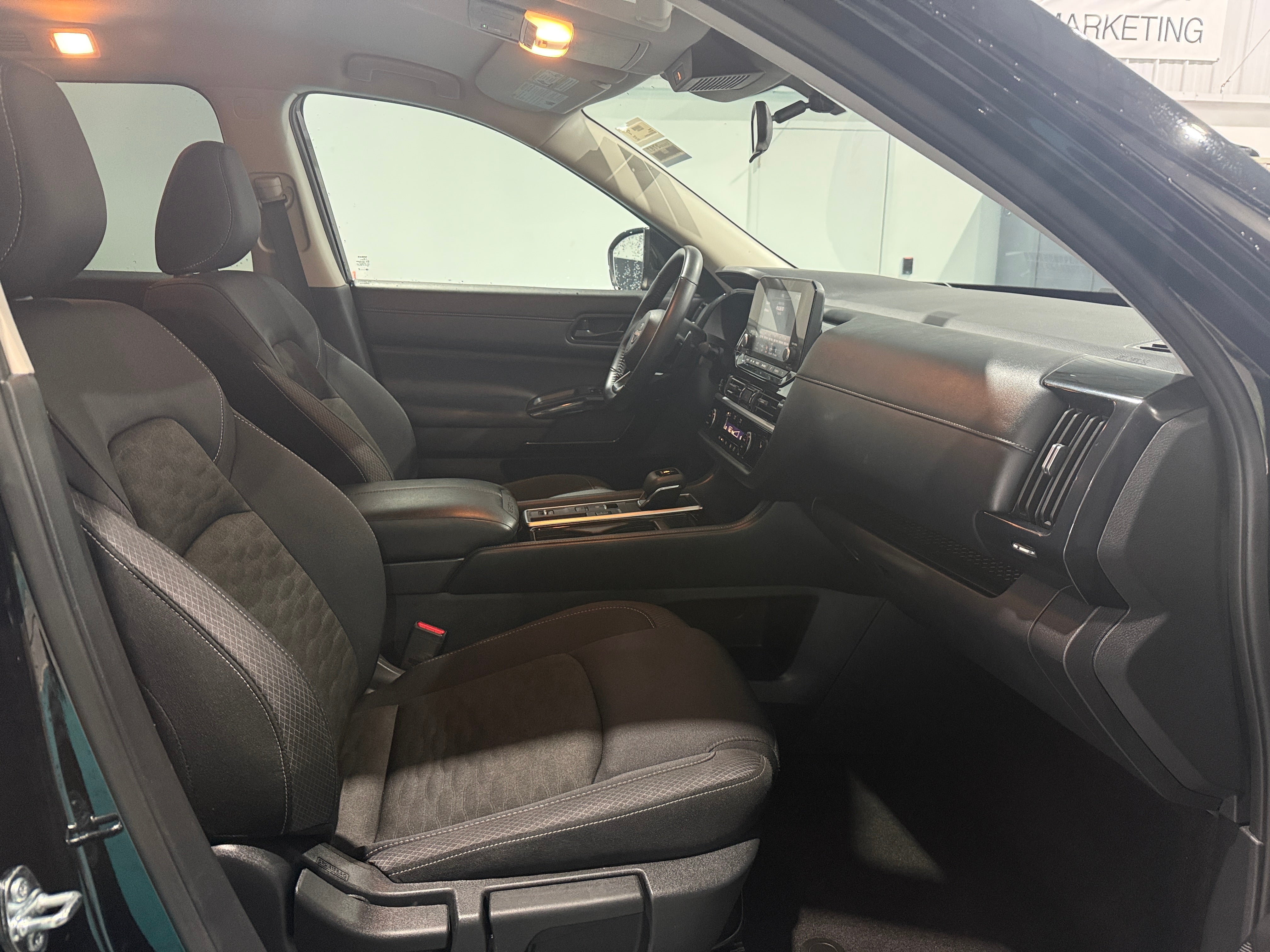 2025 Nissan Pathfinder SV - Photo 4