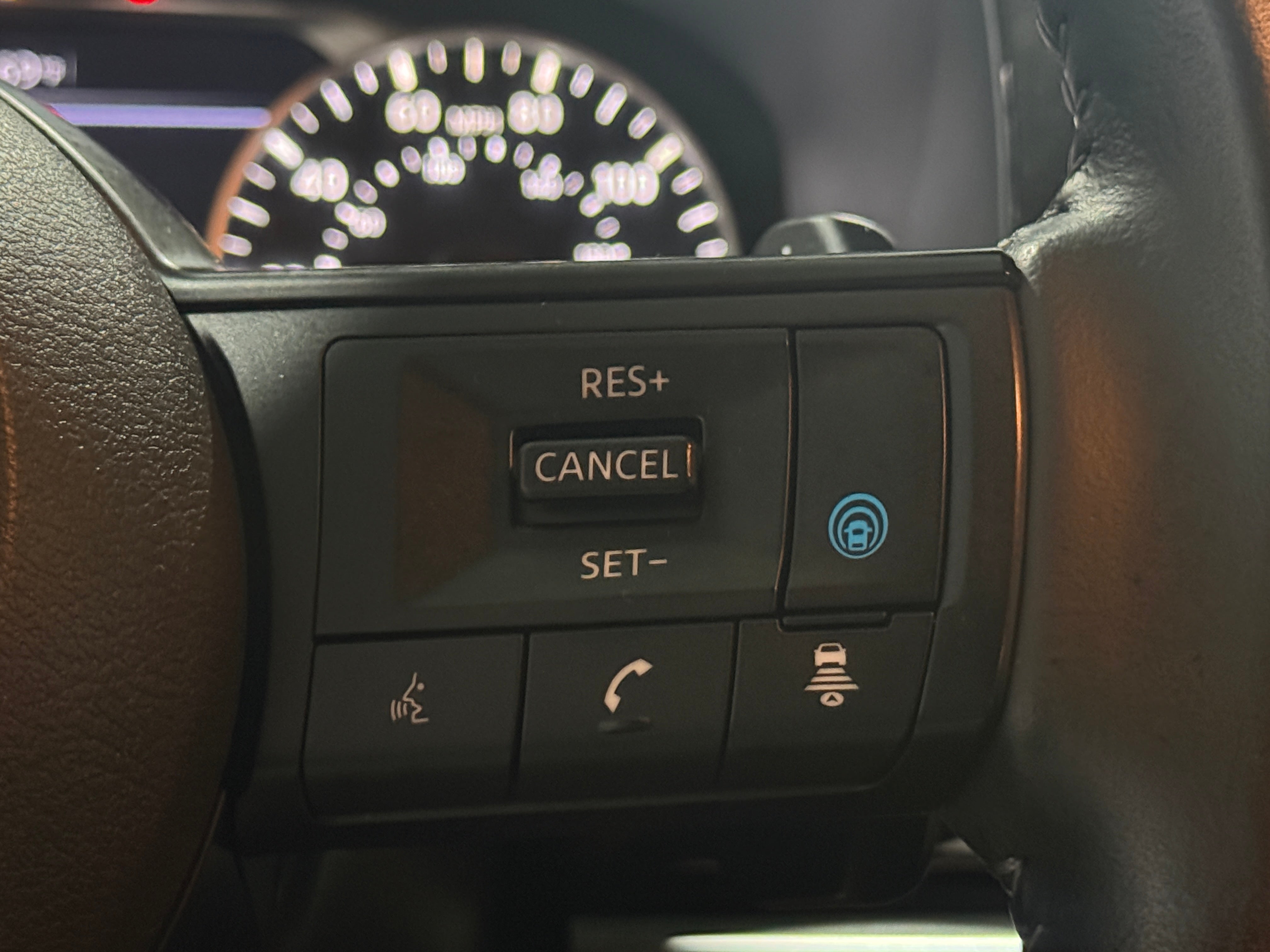 2025 Nissan Pathfinder SV - Photo 17