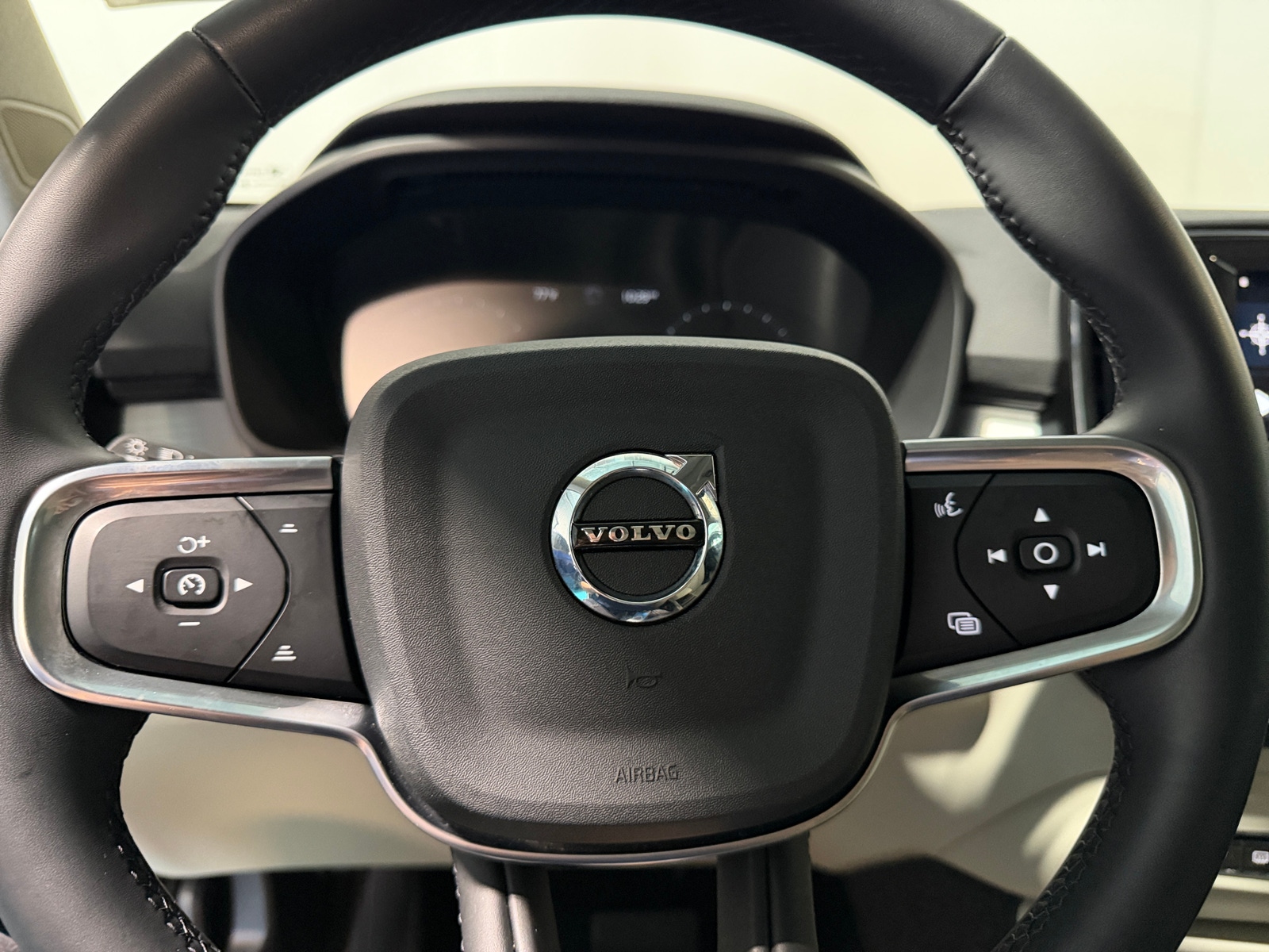 Thumbnail: 2022 Volvo XC40 - 4