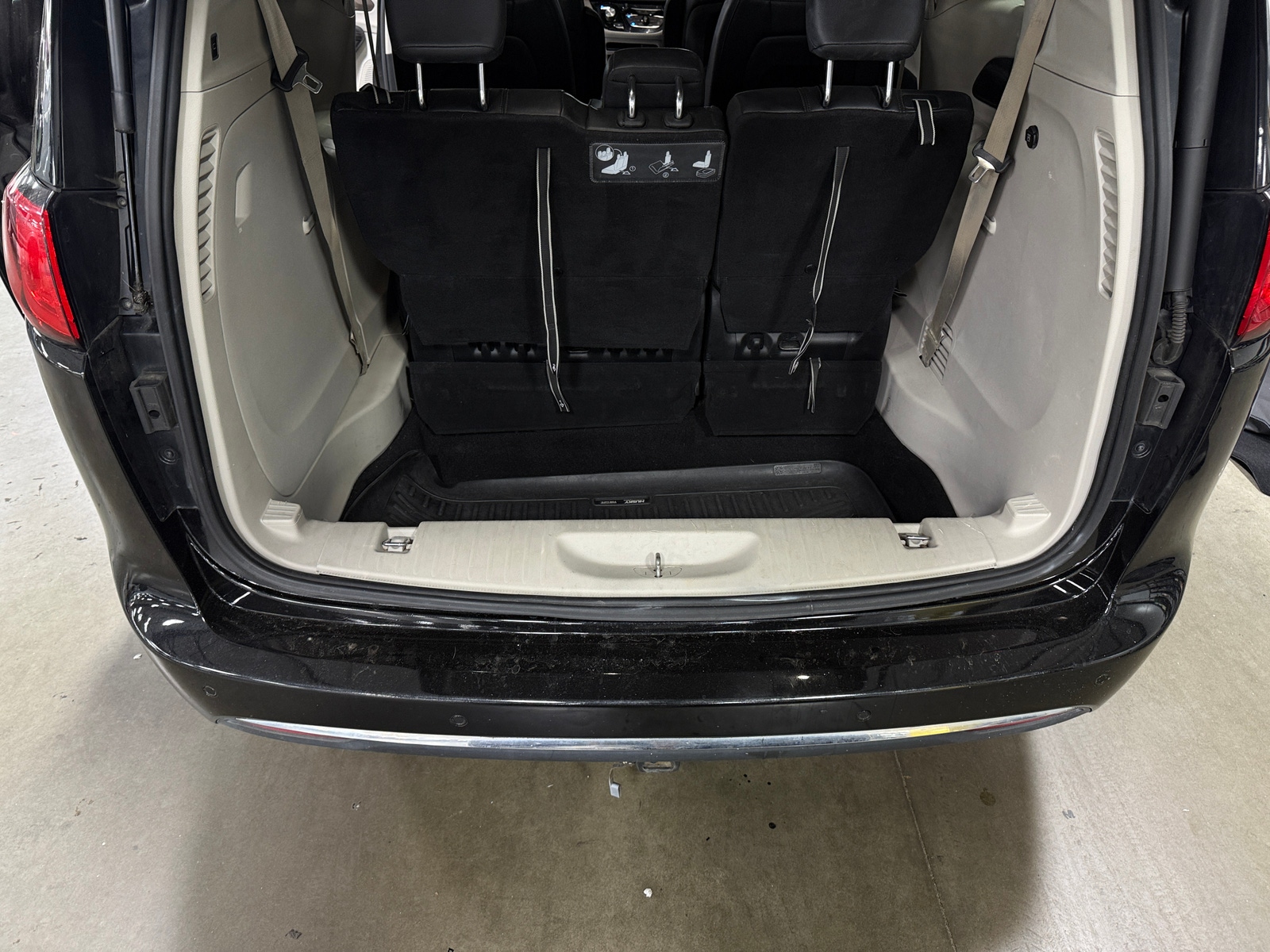 Thumbnail: 2017 Chrysler Pacifica - 6