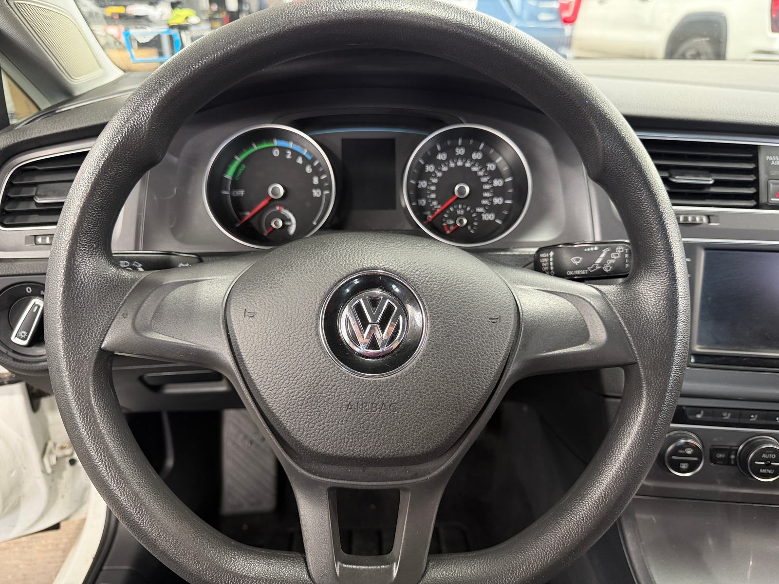 Thumbnail: 2016 Volkswagen e-Golf - 5