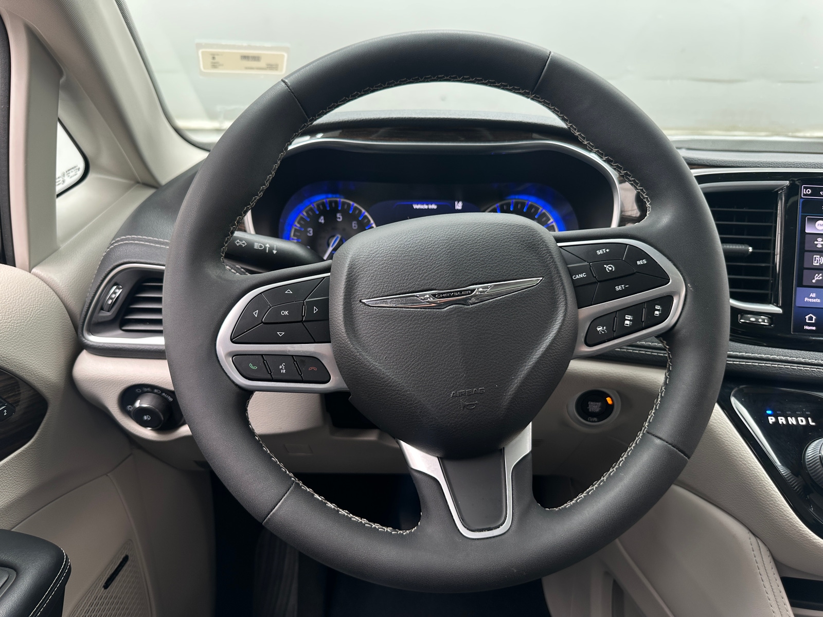 Thumbnail: 2022 Chrysler Pacifica - 4